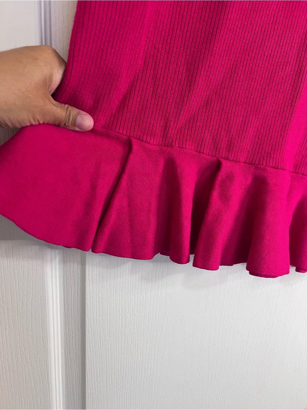 Express hot pink features ribbed knit texture and a flared ruffle skirt size L - Picture 9 of 9